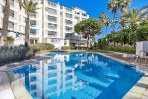 Bazén v ubytovaní Moderno y luminoso apartamento en Las Gaviotas- Puerto Banús alebo v jeho blízkosti