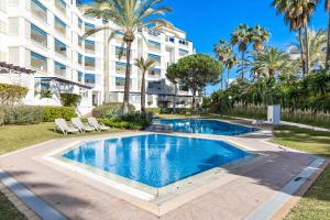 Bazén v ubytovaní Moderno y luminoso apartamento en Las Gaviotas- Puerto Banús alebo v jeho blízkosti