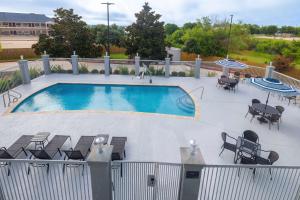 Bazén v ubytování Hampton Inn & Suites Brenham nebo v jeho okolí