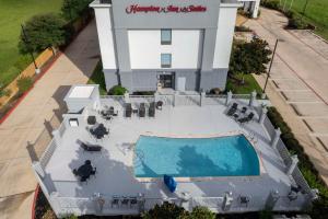 Bazén v ubytování Hampton Inn & Suites Brenham nebo v jeho okolí