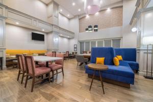 Posezení v ubytování Hampton Inn & Suites Brenham