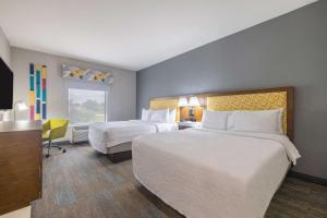 Postel nebo postele na pokoji v ubytování Hampton Inn & Suites Brenham