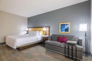 Postel nebo postele na pokoji v ubytování Hampton Inn & Suites Brenham
