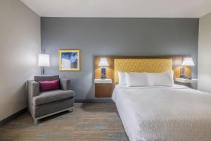 Postel nebo postele na pokoji v ubytování Hampton Inn & Suites Brenham