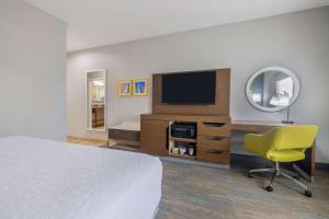 TV a/nebo společenská místnost v ubytování Hampton Inn & Suites Brenham