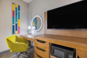 TV a/nebo společenská místnost v ubytování Hampton Inn & Suites Brenham
