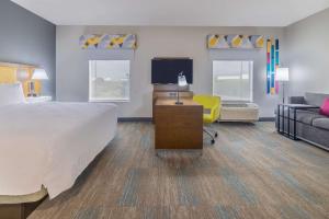 Postel nebo postele na pokoji v ubytování Hampton Inn & Suites Brenham