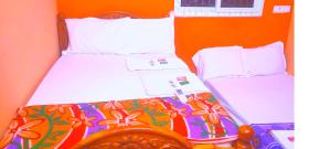 Postel nebo postele na pokoji v ubytování Pushpa Mahal A/C & Pushpa Residency