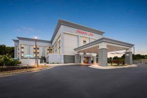 弗洛伦斯Hampton Inn Florence Midtown near University of North Alabama的一座大型白色建筑,设有购物中心