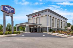 弗洛伦斯Hampton Inn Florence Midtown near University of North Alabama的一座酒店大楼前有一块招牌