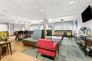 弗洛伦斯Hampton Inn Florence Midtown near University of North Alabama的带沙发、椅子和桌子的客厅