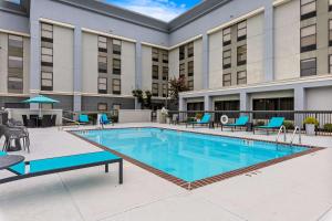 弗洛伦斯Hampton Inn Florence Midtown near University of North Alabama的一座配有桌椅的酒店游泳池