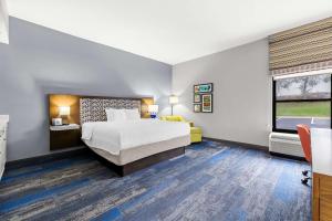 Hampton Inn Florence Midtown near University of North Alabama客房内的一张或多张床位