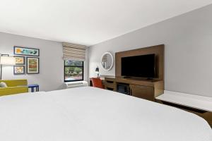 Hampton Inn Florence Midtown near University of North Alabama客房内的一张或多张床位