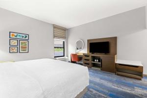 Hampton Inn Florence Midtown near University of North Alabama的电视和/或娱乐中心