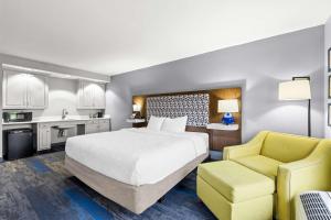 弗洛伦斯Hampton Inn Florence Midtown near University of North Alabama的酒店客房,配有床和黄色椅子