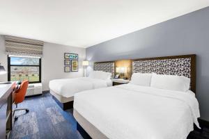 Hampton Inn Florence Midtown near University of North Alabama客房内的一张或多张床位
