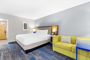 Hampton Inn Florence Midtown near University of North Alabama客房内的一张或多张床位