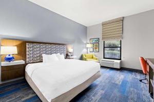 Hampton Inn Florence Midtown near University of North Alabama客房内的一张或多张床位