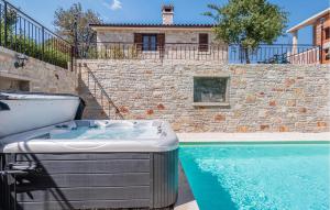 wanna z hydromasażem przy basenie w obiekcie Stunning Home In Trosti w mieście Rojnići +18 zdjęć