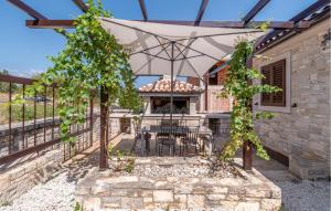 Patio lub wspólna przestrzeń na świeżym powietrzu w obiekcie Stunning Home In Trosti
