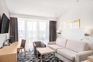 Televízia a/alebo spoločenská miestnosť v ubytovaní Park Inn by Radisson Sarvar Resort & Spa - All Inclusive