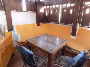 ein Esszimmer mit einem Holztisch und Stühlen in der Unterkunft Los Abencerrajes-Almería in Almería