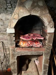 un horno de piedra con comida en él en Casa in roccaforte Longobarda, en Bagni di Lucca