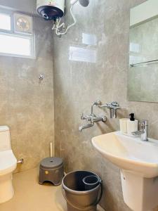 Ένα μπάνιο στο Evara Hitec Grandeur Luxury 3BHK Apt near Hitex