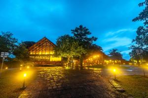 SandalMist Resort and Spa外面的花园