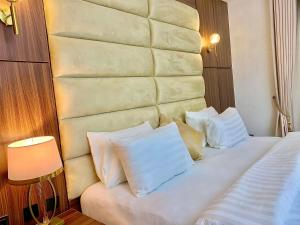 Ένα ή περισσότερα κρεβάτια σε δωμάτιο στο Prince Xclusive Royale Hotels