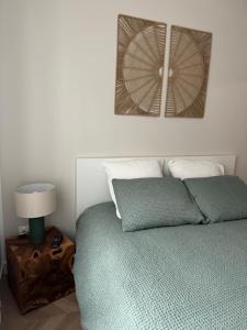 a bedroom with a bed and a lamp on a table at Pause Nature Sauge in Ennevelin
