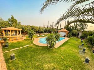 an aerial view of a backyard with a swimming pool at DAR SMAWAR top piscine chauffée 15mn centre ville in El Caïd Omar