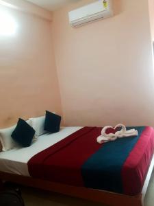 Postel nebo postele na pokoji v ubytování Aryas Residency