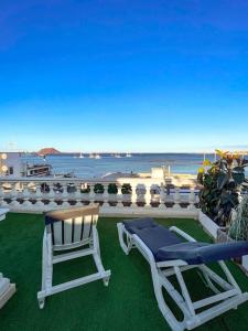 un patio con 2 sedie a sdraio e l'oceano di THE BAXMAN SUITE - A suite on the shore a Corralejo