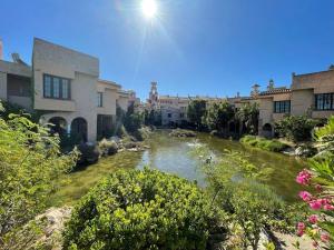 ein Fluss mitten in einer Stadt mit Gebäuden in der Unterkunft Magnifico Bungalow 2 plantas 110 m,con 3 piscinas in San Fernando