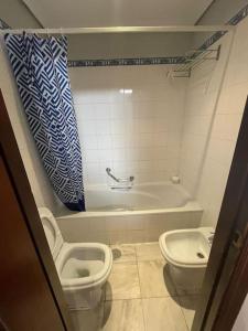 ein Badezimmer mit Toilette, Badewanne und Waschbecken in der Unterkunft Magnifico Bungalow 2 plantas 110 m,con 3 piscinas in San Fernando + 26 Fotos