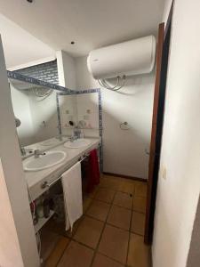 ein Badezimmer mit Waschbecken und Spiegel in der Unterkunft Magnifico Bungalow 2 plantas 110 m,con 3 piscinas in San Fernando