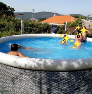 ein Mann in einem Whirlpool mit Sternen darin in der Unterkunft Casinha Nº461 in Vila Praia de Âncora
