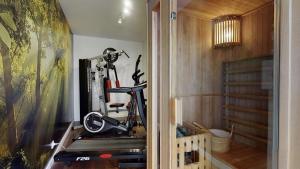 Fitnesscentret og/eller fitnessfaciliteterne på Villa 75m2 avec Piscine et Jacuzzi privés, Sauna et Home-Cinéma à 800m des Commodités