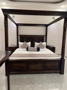 Voodi või voodid majutusasutuse Rangmahal Pushkar by DIV HOSPITALITY toas