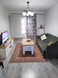 un soggiorno con un divano verde e un tavolino da caffè di Friendly Guest House a Kutaisi