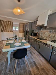 a kitchen with a table with chairs and a tableablish at Nel Home in Mazan
