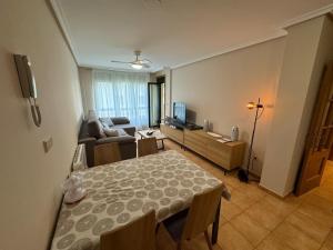una sala de estar con una mesa y un sofá en Apartamento VILLA ANDRES, en Villadaíde 38 fotos más