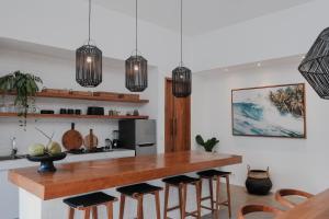 Kuchyň nebo kuchyňský kout v ubytování Loop Villas