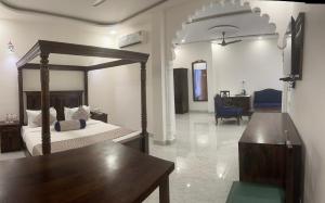 Voodi või voodid majutusasutuse Rangmahal Pushkar by DIV HOSPITALITY toas