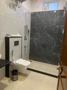 Vannituba majutusasutuses Rangmahal Pushkar by DIV HOSPITALITY