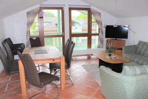 ein Wohnzimmer mit Tisch und Couch in der Unterkunft Zeesenhaus 06 in Ostseebad Sellin