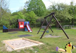 einen Park mit Schaukel und Spielplatz in der Unterkunft Zeesenhaus 06 in Ostseebad Sellin