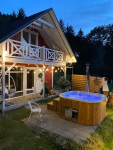 een huis met een grote hot tub in de tuin bij Forest house in Targanice